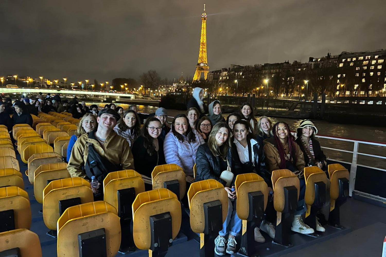 2023年巴黎游学团的学生.